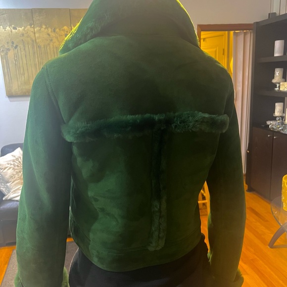 Green Teddy Jacket with Plush Material and Cropped Design - Picture 4 of 9